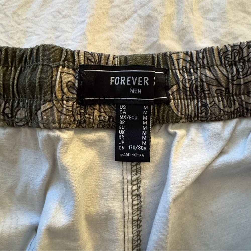 Forever 21 Men’s Paisley Print Shorts in Olive Green | NEW | size M - Picture 3 of 8